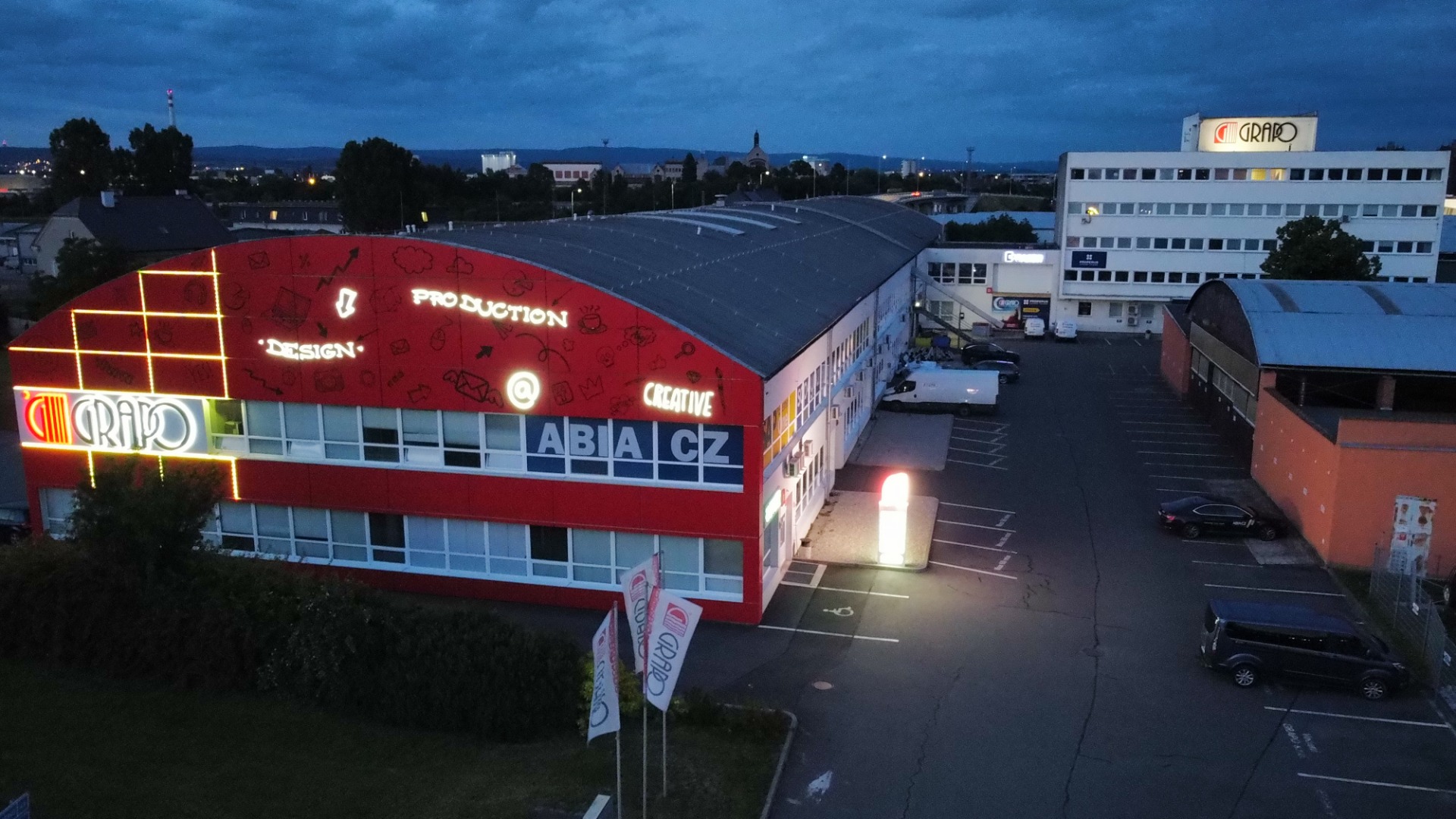 Vlevo hlavní budova, vpravo vzadu vedlejší budova.