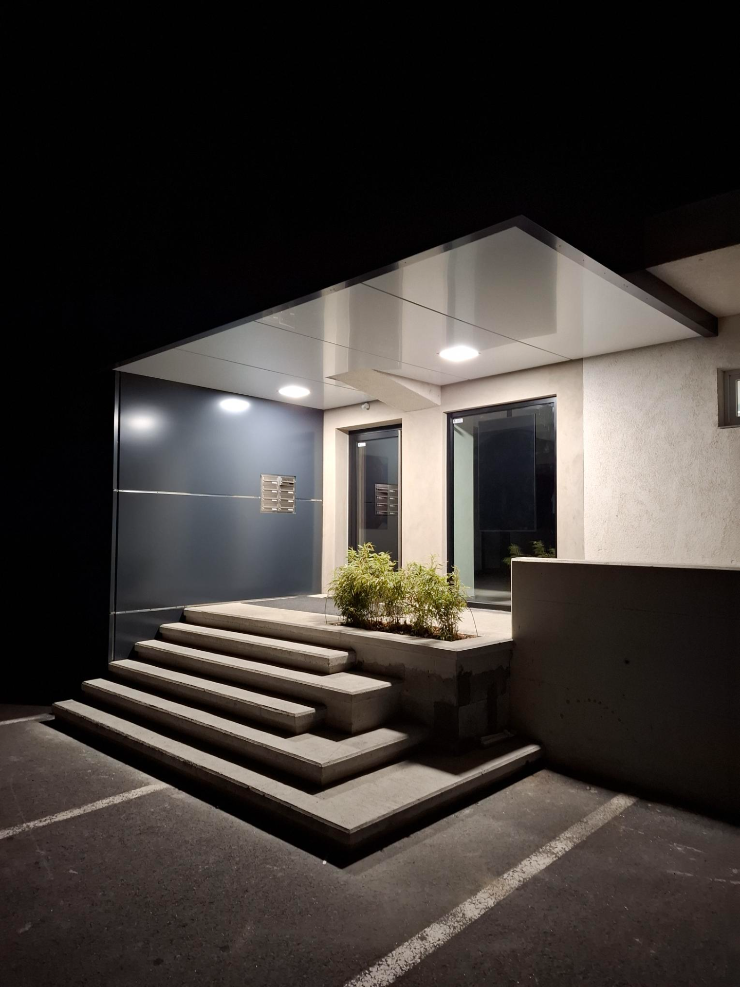 Vstup do vedlejší budovy