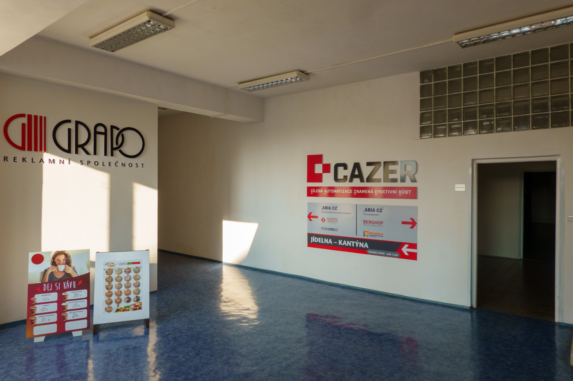 Vstup do jídelny v hlavní budově.