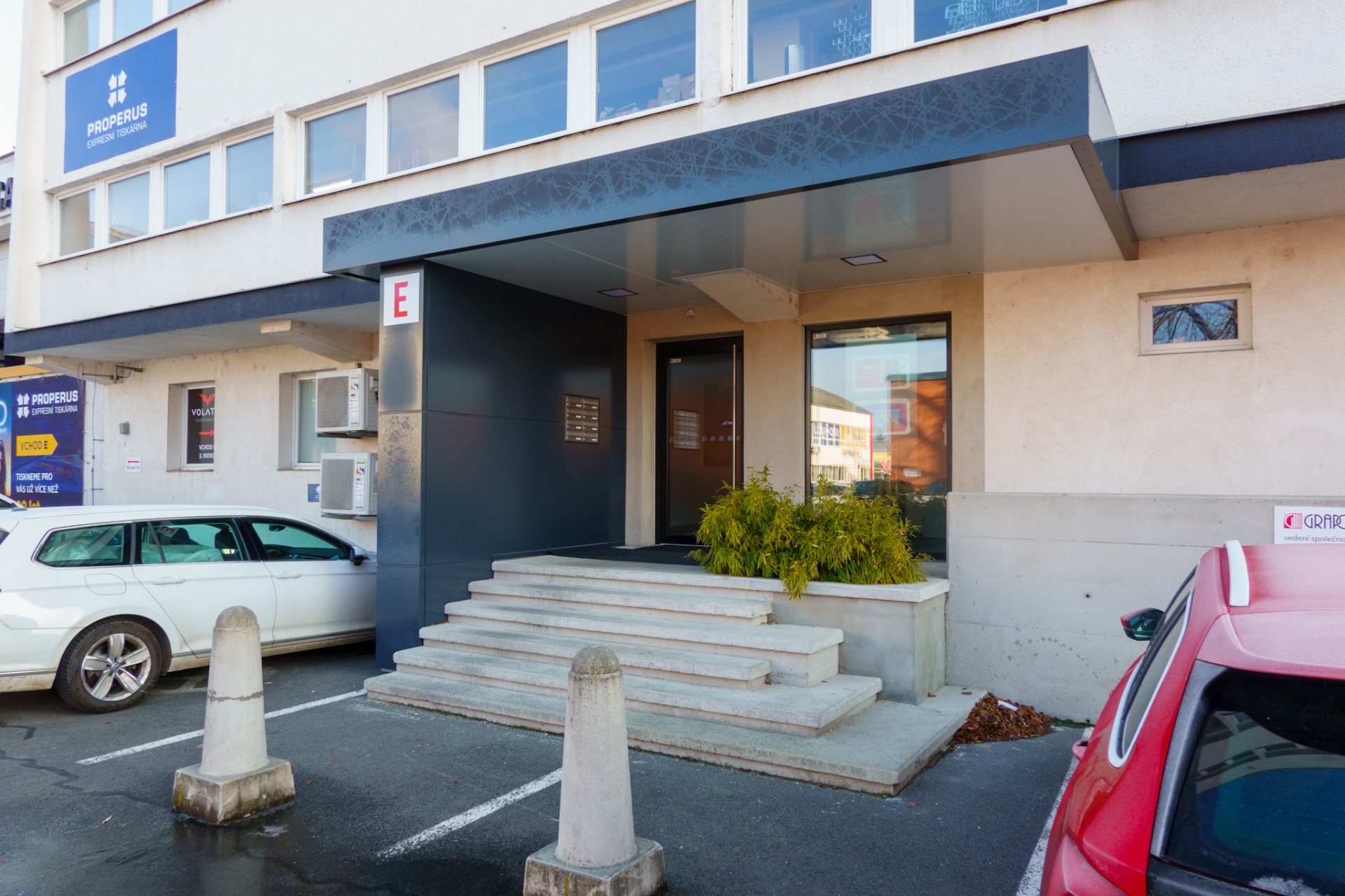 Vstup do vedlejší budovy