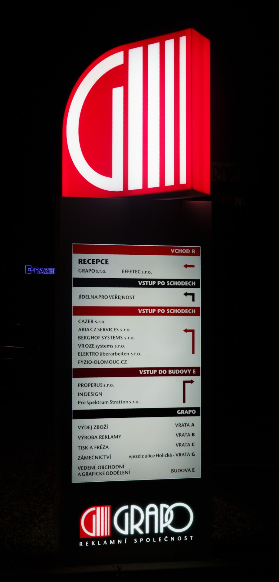 Totem před recepcí.