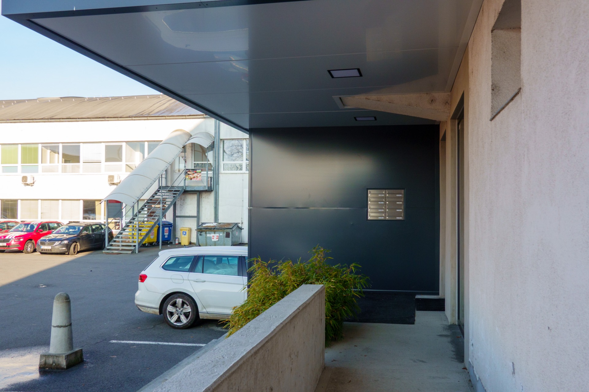 Nájezdová rampa k vstupu do vedlejší budovy.