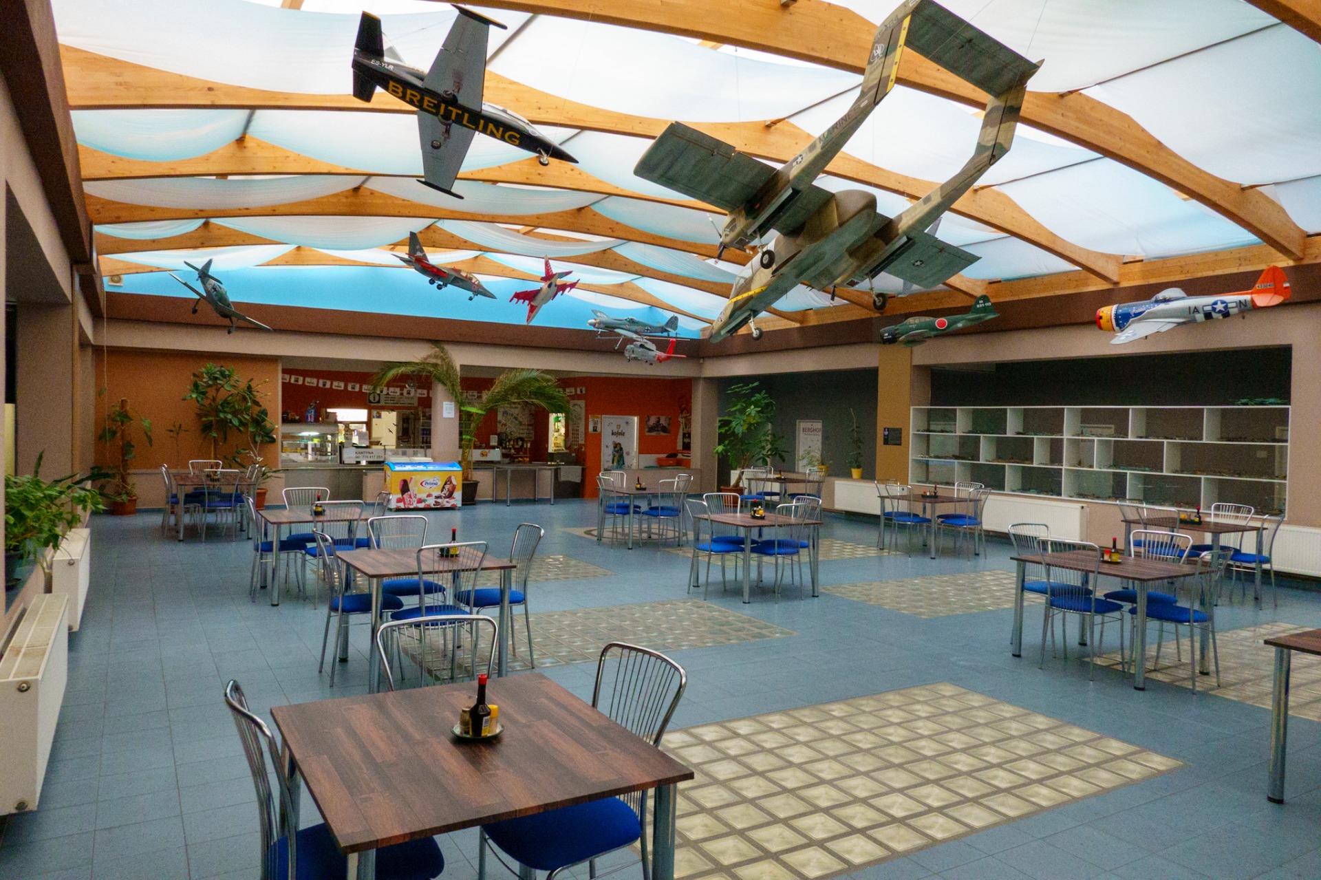 Jídelna s výdejem jídla a bufetem vzadu.