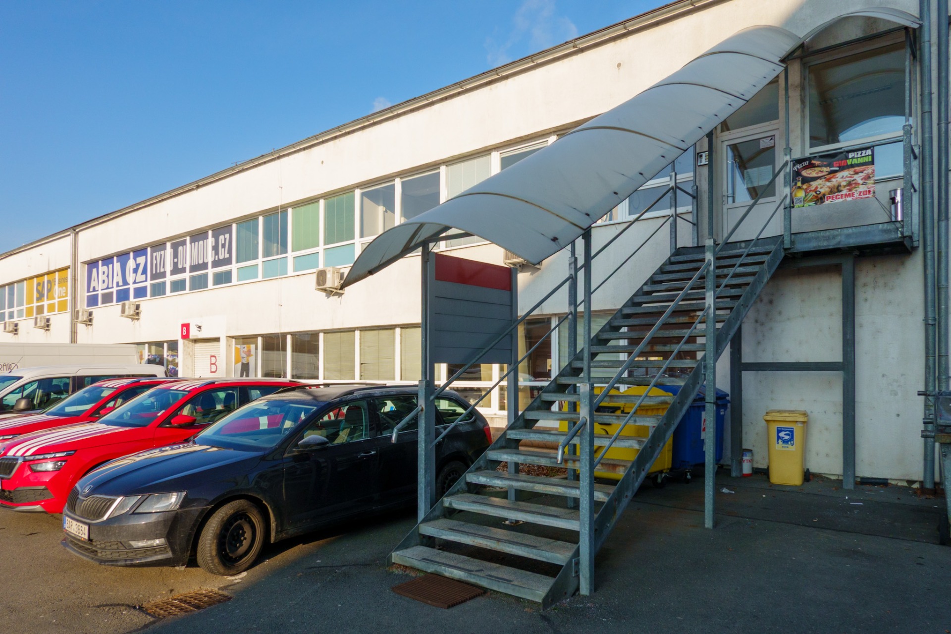 NON STOP přístup ke kancelářím v hlavní budově.